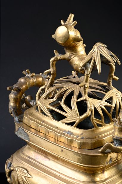 VIETNAM, XIXe siècle Incense burner in bronze, rectangular shape, the handles, lid...