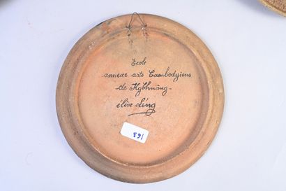 CAMBODGE, XXe siècle Ensemble de quatre plats en terre cuite peinte de type
Kampong...