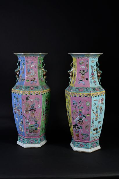 CHINE, XIXe siècle Paire de grands vases à pans, à décor en émaux polychromes de...
