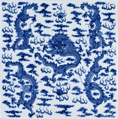 CHINE, XIXe siècle* Pair of porcelain plates
Square shape, decorated in cobalt blue...