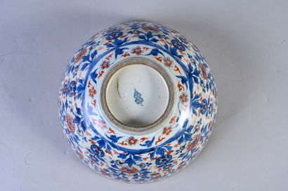 CHINE, XVIIIe siècle Grand bol circulaire en porcelaine à décor Imari de branches...