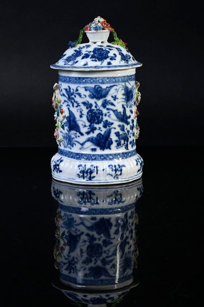 CHINE, Epoque Qianlong, XVIIIe siècle* Porte-montre en porcelaine bleu blanc à décor...