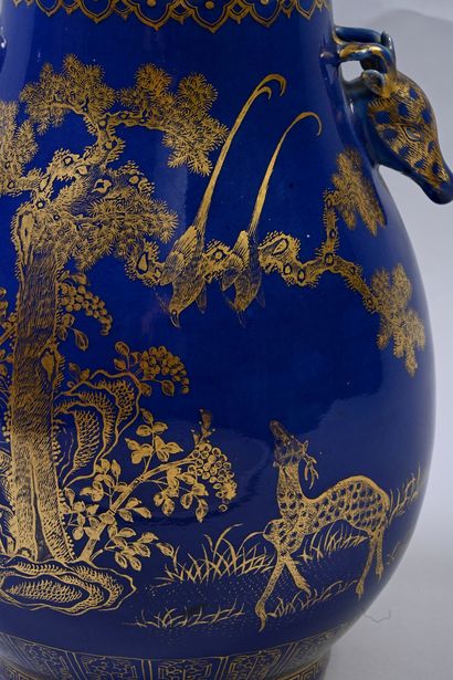CHINE, XIXe siècle Vase balustre en porcelaine à décor à l'or sur fond bleu poudré...