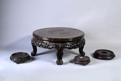 CHINE, XIXe siècle Set including carved wooden pedestals of different periods, a...