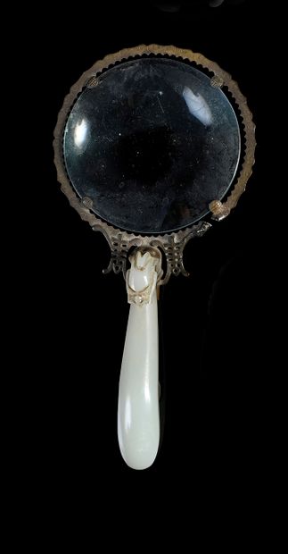 CHINE, XIXe siècle Magnifying glass with a celadon jade fibula in the form of a stylized...