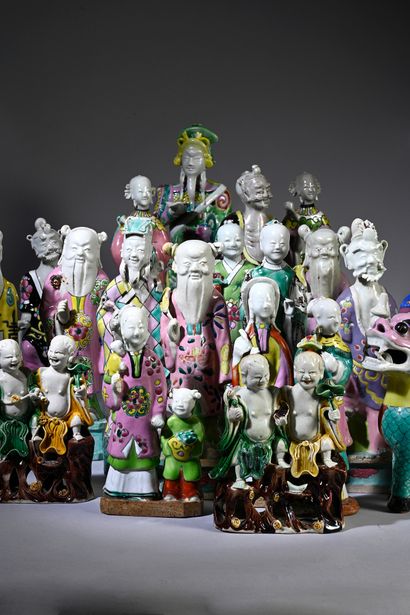 CHINE, XVIIIe siècle* Important ensemble de statuettes en porcelaine famille rose,...