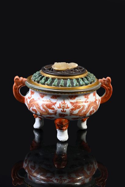 CHINE, XIXe siècle Petit brule parfum tripode en porcelaine à décor en rouge de fer...