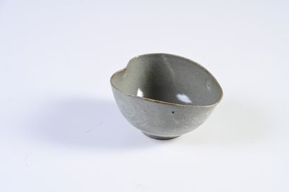 COREE, XIXe siècle Ceramic bowl with celadon glaze and white underglaze decoration
Height...