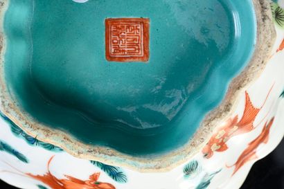 CHINE, XIXe siècle Ensemble de porcelaines comprenant deux bols et une coupelle à...