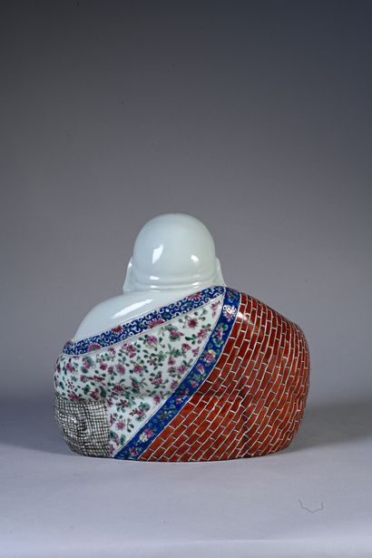 CHINE, XXe siècle Grand bouddha Rieur ou Putai en porcelaine polychrome. Une marque...