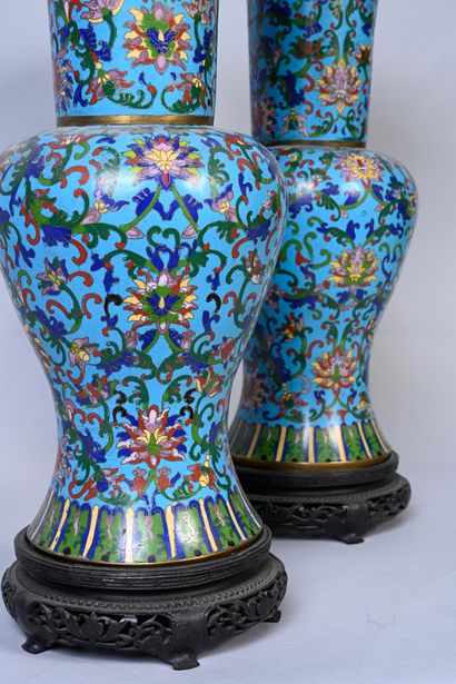 CHINE, XXe siècle Pair of cloisonné enamel vases of horn or "yenyen" form decorated...