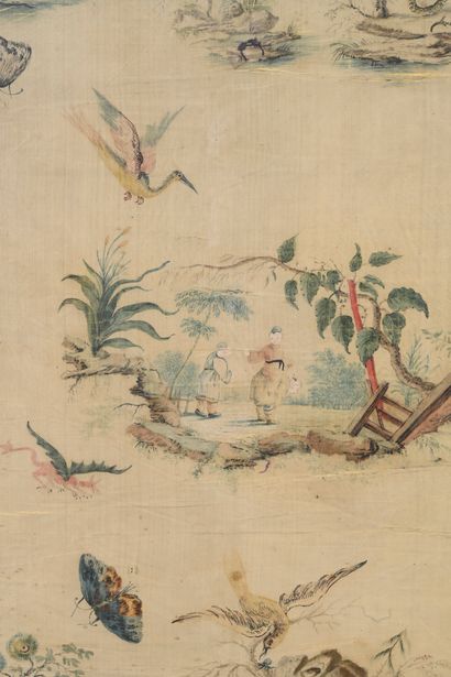 CHINE, XVIIIe siècle Élément en textile peint et brodé à décor de pagodes et personnages...