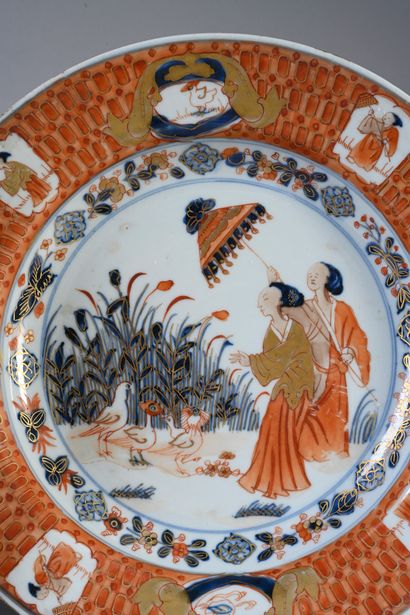 CHINE, XVIIIe siècle Pair of circular porcelain plates with a design of ladies with...