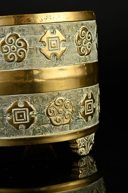 CHINE, XVIIe siècle Petit brûle parfum en bronze la panse cylindrique reposant sur...