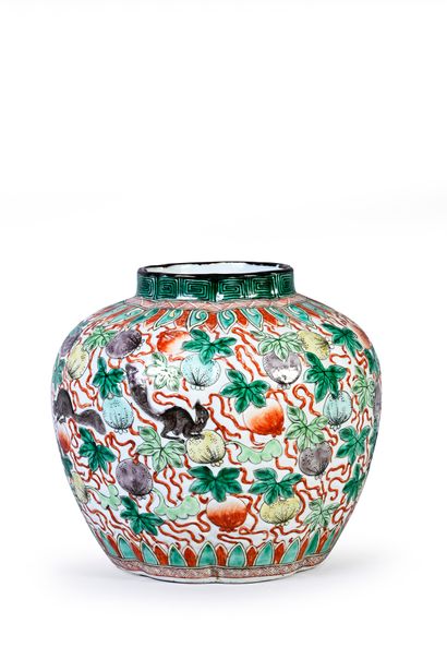CHINE, fin de l'époque Ming Very rare lobed porcelain jar with wucai decoration in...