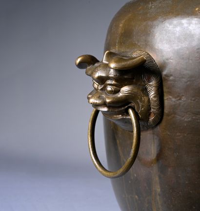 CHINE, XXe siècle Rare copper tea fountain, the handles in the shape of masks holding...