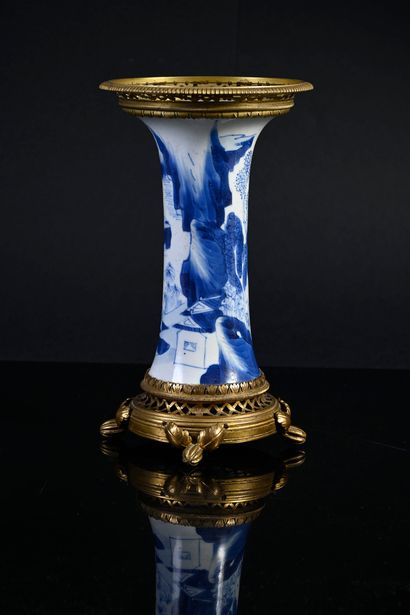 CHINE, Époque Kangxi, XVIIIe siècle Petit vase cornet en porcelaine la panse cylindrique...
