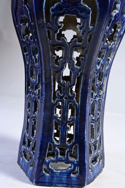 VIETNAM, XXe siècle Sellette en céramique
Vernissée bleu foncé, le piètement à décor...