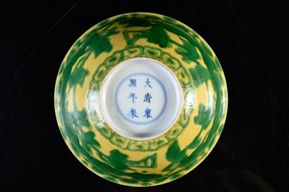 CHINE, Epoque Kangxi, XVIIIe siècle Porcelain bowl
Mounted on a foot, with a straight...