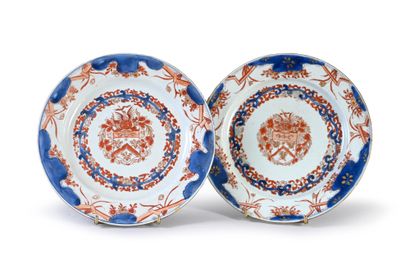 CHINE, XVIIIe siècle Pair of porcelain plates with Imari decoration
Diameter : 23...