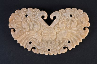 CHINE, XIXe siècle Soapstone plate carved and openwork with bat decoration and shou...