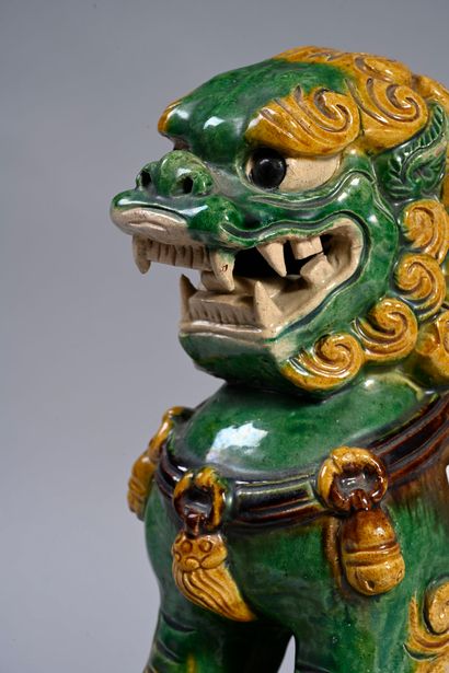 CHINE, XIXe siècle Grand chien de Fo en céramique à glaçure trois couleurs dite «sancai»,...