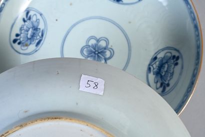 CHINE, XVIIIe siècle Paire d'assiettes en porcelaine à décor bleu et blanc de fleurs...