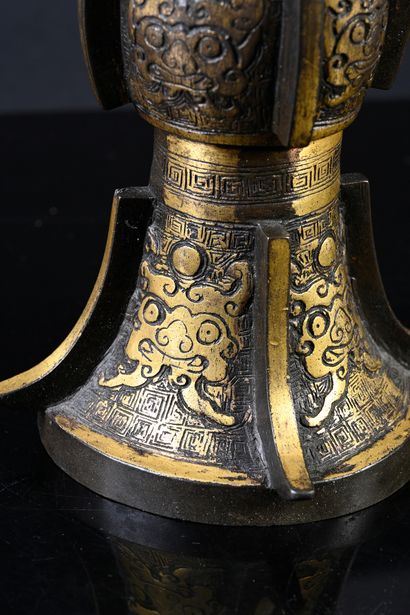 CHINE, XVIIe siècle Vase en bronze partiellement doré
Réalisé d'après les modèles...