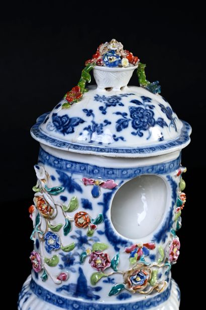 CHINE, Epoque Qianlong, XVIIIe siècle* Porte-montre en porcelaine bleu blanc à décor...