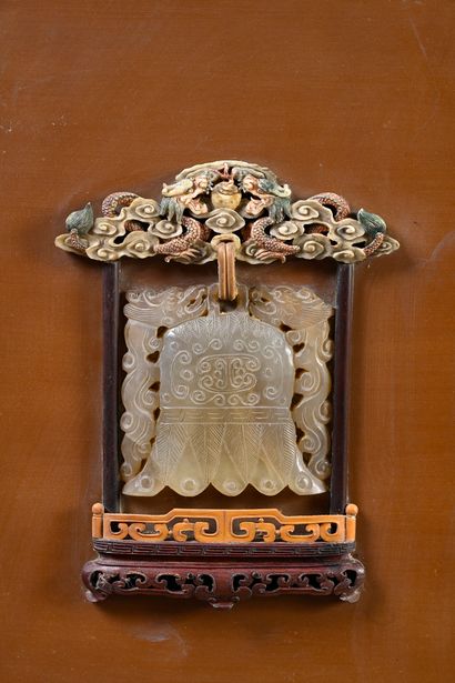 CHINE, dynastie Qing. XVIIIe siècle Rare panneau en bois sculpté encadrant un panneau...