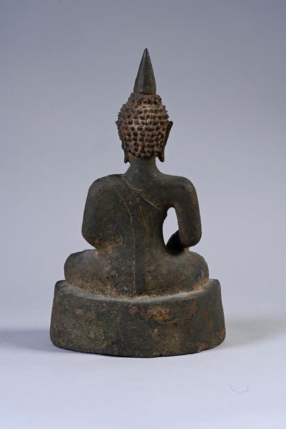 THAILANDE, XXe siècle Ensemble de deux statues de Bouddha en bronze, l'une laquée...