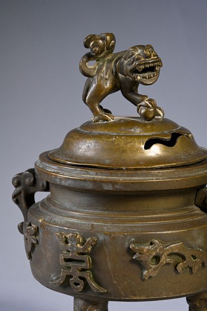 VIETNAM, XIXe siècle Brûle parfum en bronze de forme circulaire tripode, à décor...