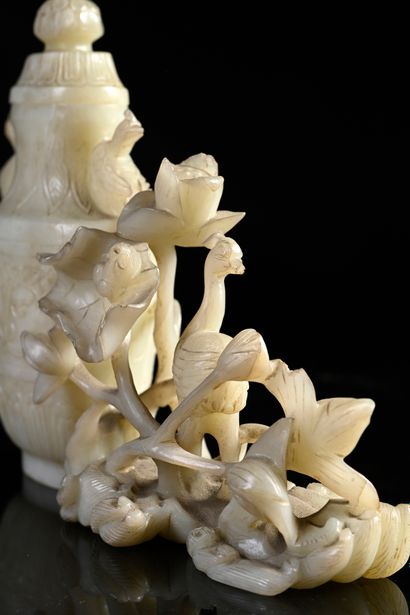 CHINE, XVIIIe-XIXe siècle Elegant white jade group taking the form of a covered vase...