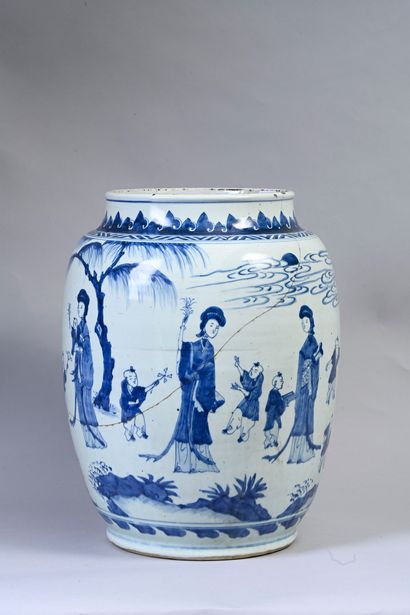 CHINE, époque Transition Large porcelain jar with blue and white decoration of elegant...