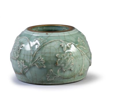 CHINE, dynastie Yuan Vase in porcelain with celadon glaze with a decoration in relief...