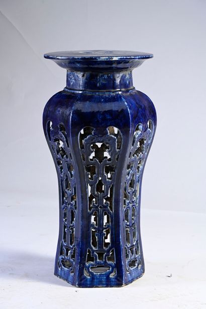 VIETNAM, XXe siècle Sellette en céramique
Vernissée bleu foncé, le piètement à décor...