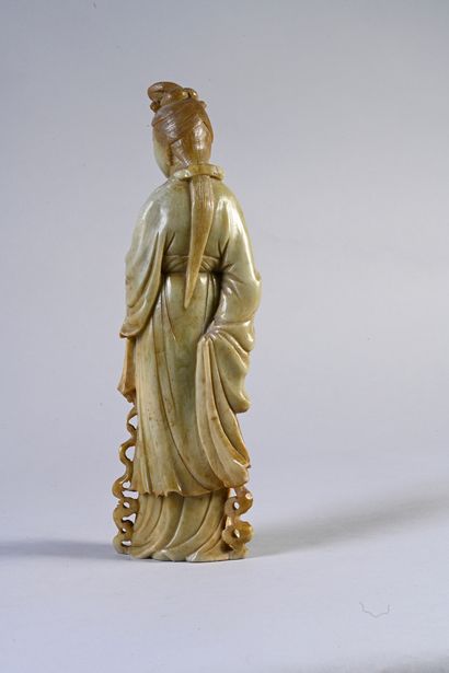 CHINE, XXe siècle Two groups in sculpted soapstone, one representing an elegant woman...