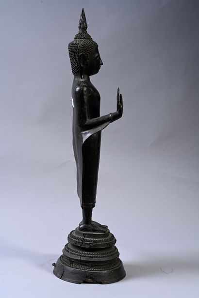 THAILANDE, XVIIe siècle Rare statue en bronze à patine brune représentant le Bouddha...