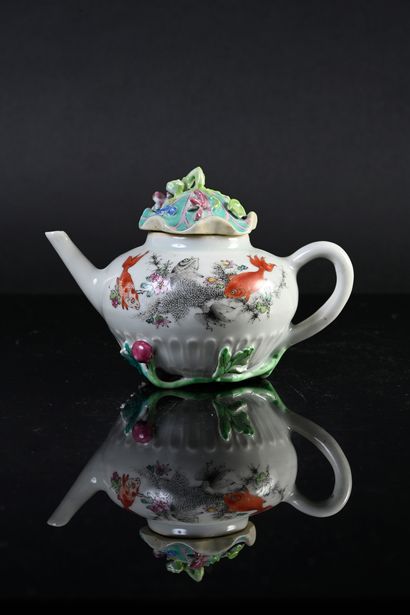 CHINE, XVIIIe siècle* Petite théière en porcelaine
A panse globulaire, bec droit...