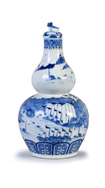 CHINE, XIXe siècle Large porcelain vase taking the form of a double gourd and comprising...