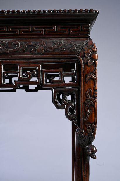 CHINE, XIXe siècle Console rectangulaire en bois de hongmu sculpté à motif de rinceaux...