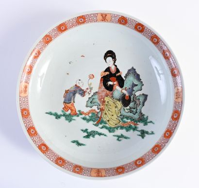 CHINE, Époque Kangxi, XVIIIe siècle Plat en porcelaine
Présentant un décor central...