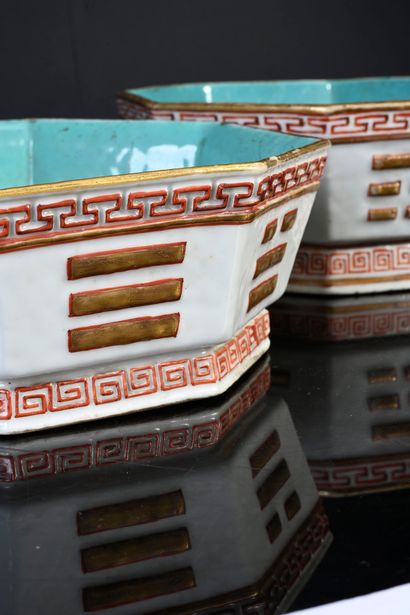 CHINE, XIXe siècle Deux coupes octogonales en porcelaine à décor de trigrammes «bagua»...