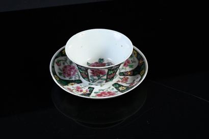 CHINE, XVIIIe siècle Coupe et soucoupe en porcelaine
A décor floral en émaux famille...