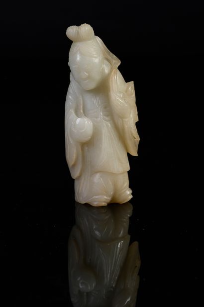 CHINE, vers 1900 Carved white jade figure, represented wearing a long tunic, the...