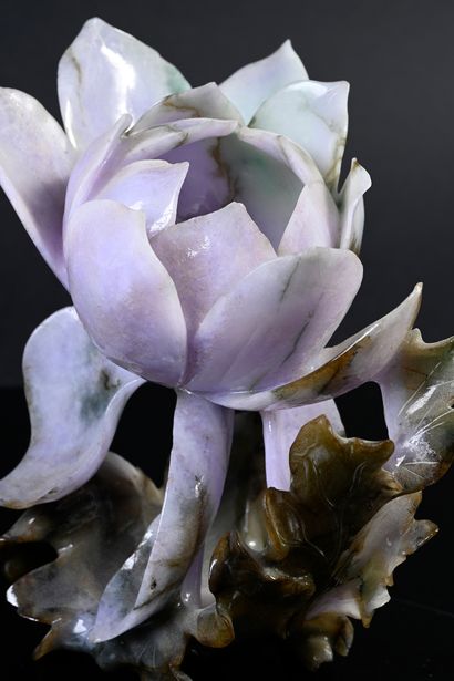 CHINE, XXe siècle Fleur de lotus épanouie en jadéite à tons lavande et inclusions...