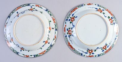 CHINE, XVIIIe siècle* Paire d'assiettes creuses en porcelaine
A décor de style Imari...
