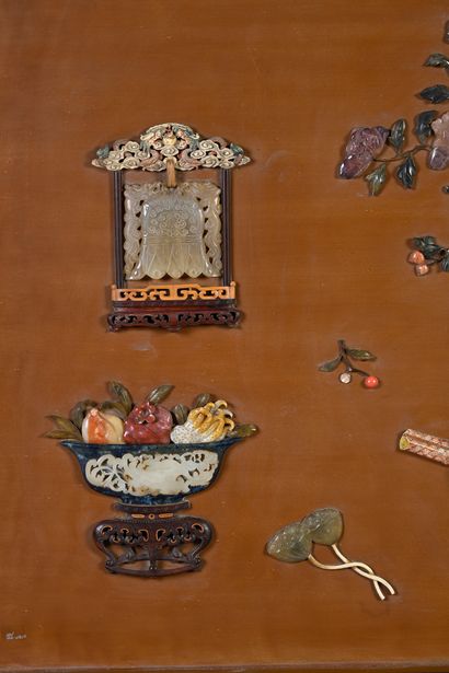 CHINE, dynastie Qing, XVIIIe siècle Rare panneau en bois laqué et cadre en zitan...
