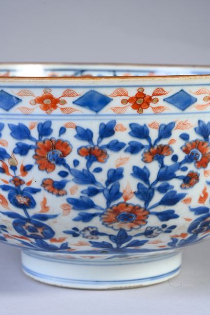 CHINE, XVIIIe siècle Large circular porcelain bowl with Imari decoration of flowering...