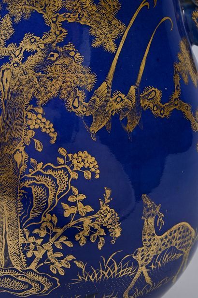 CHINE, XIXe siècle Vase balustre en porcelaine à décor à l'or sur fond bleu poudré...